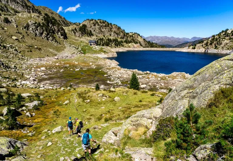 Sommarresa i de spanska Pyrenéerna: Wanderung zum Seenkessel von Colomers im berühmten Nationalpark Aigues Tortes - Wandergruppe auf dem Weg zum Refugi de Colomèrs