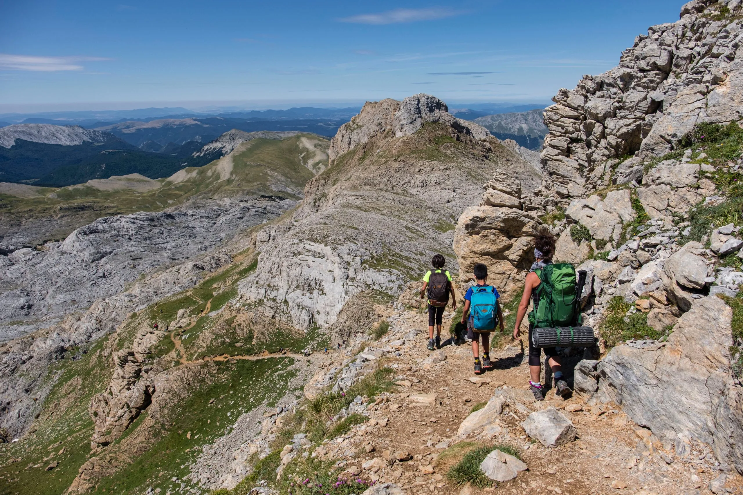 montañeros beklimmen de top van La mesa de los Tres Reyes , 2442m., Huesca, Aragón, Spanje, Europa
