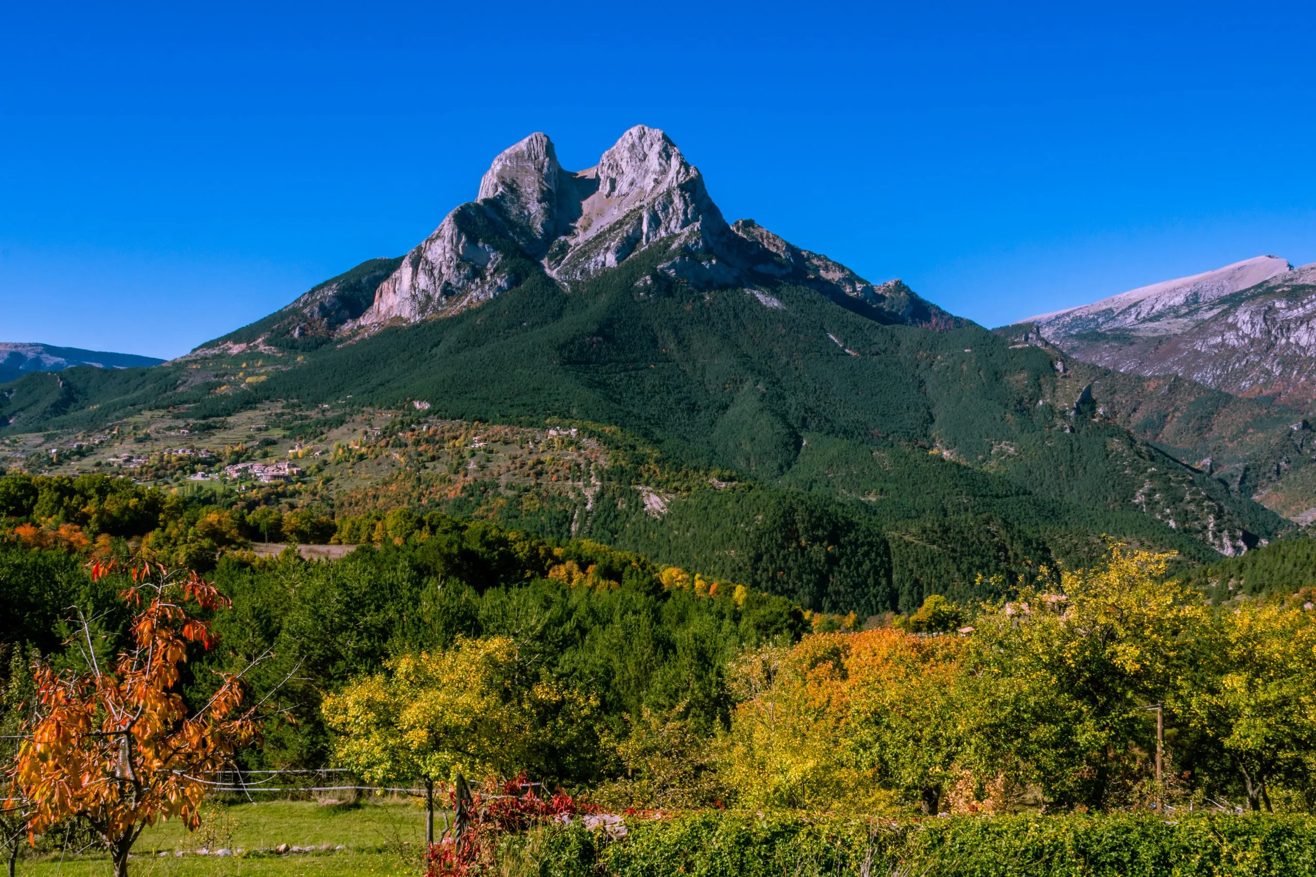 Patikointi Pedraforca-vuorella syksyllä (Pyreneiden vuoristo, Katalonia, Espanja)
