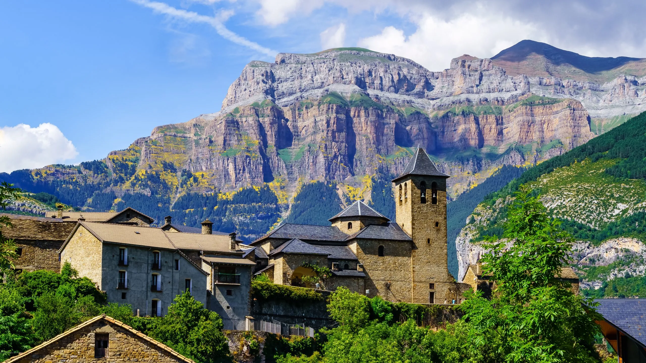 Village de montagne dans la vallée d'Ordesa, dans les Pyrénées espagnoles, appelé Torla.