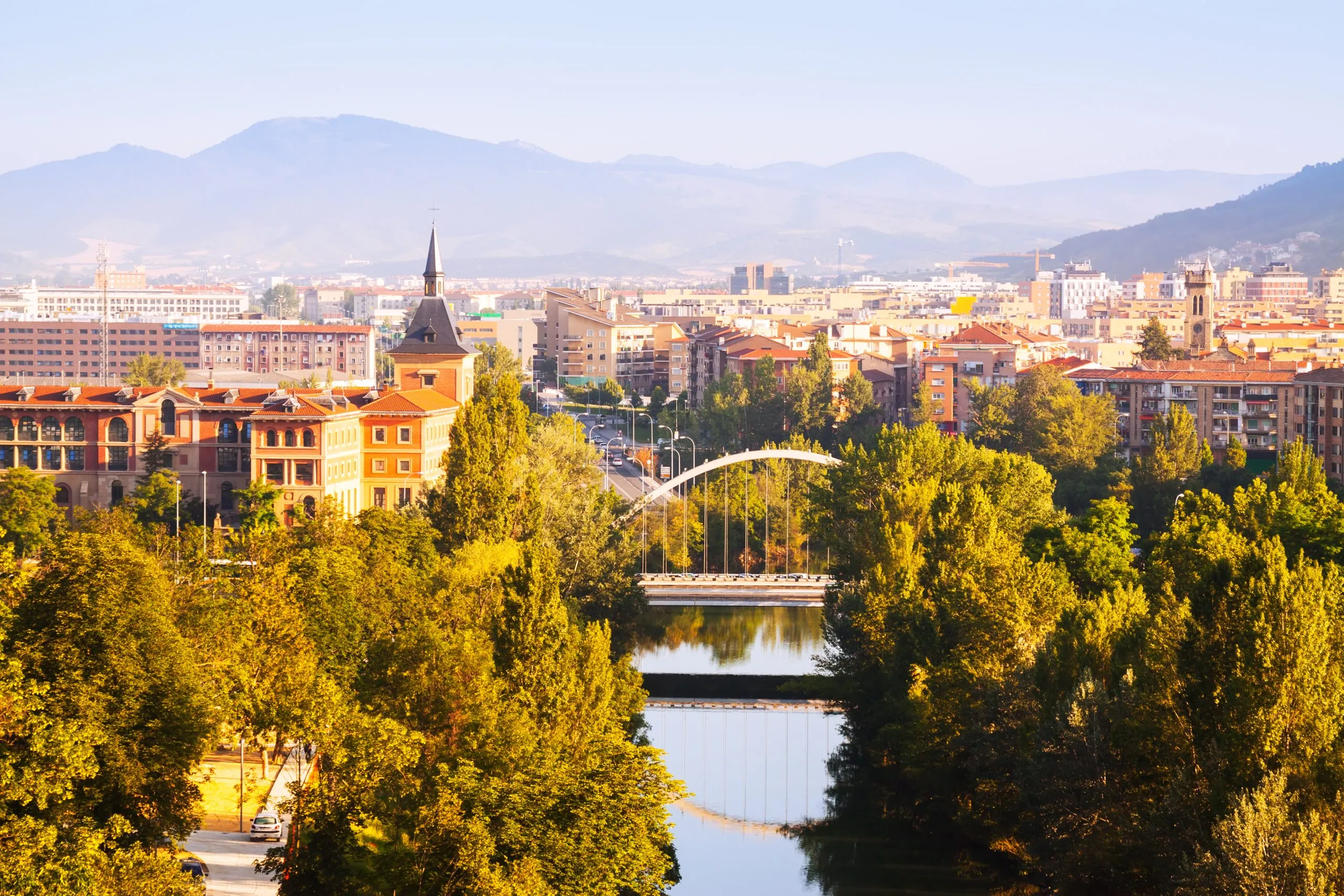 Pamplona med bro over floden