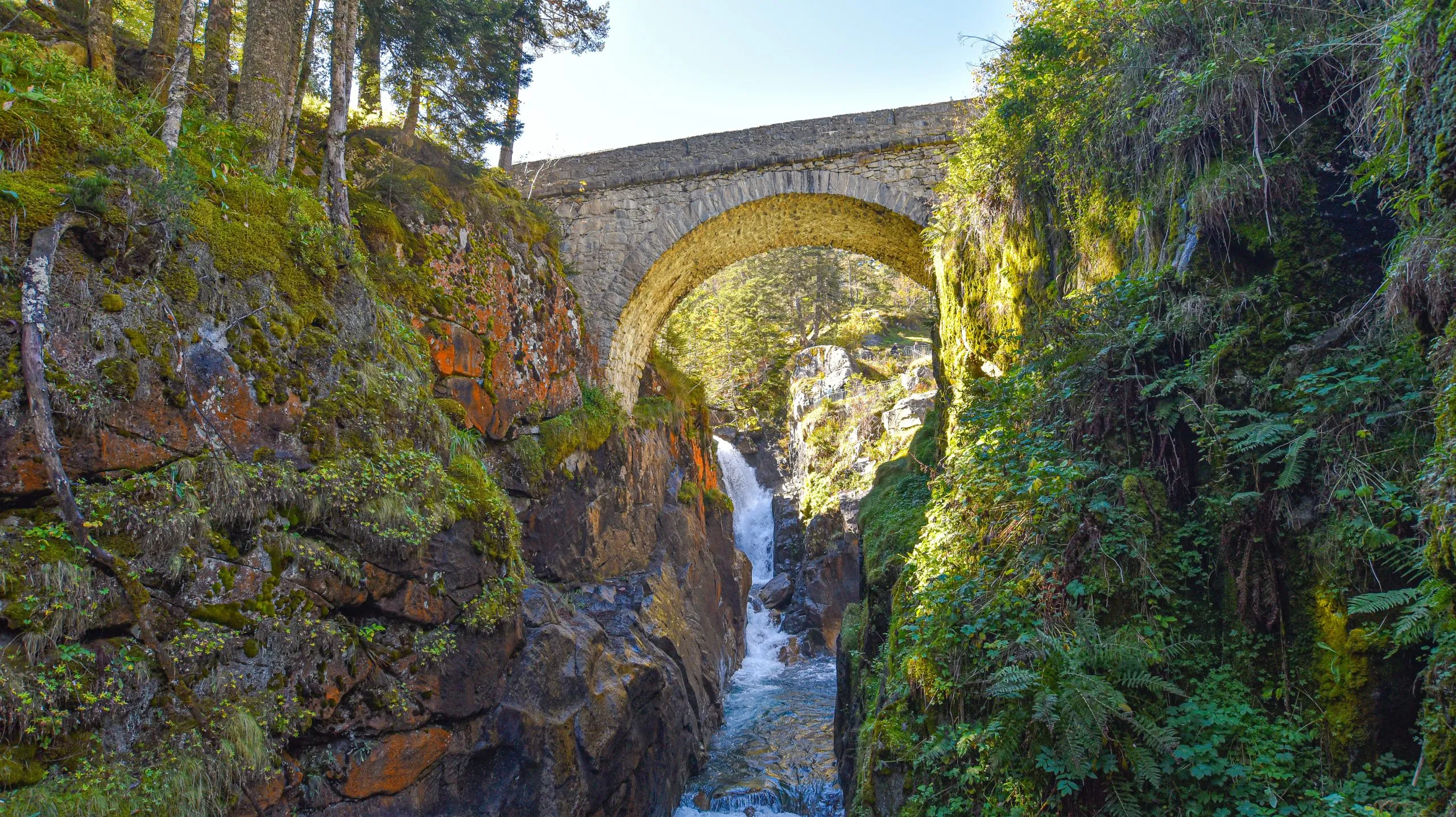 Cauterets, Frankrike - 10. oktober 2021: Broen Pont d'Espagne over Gave de Marcadau i nasjonalparken Pyreneene.