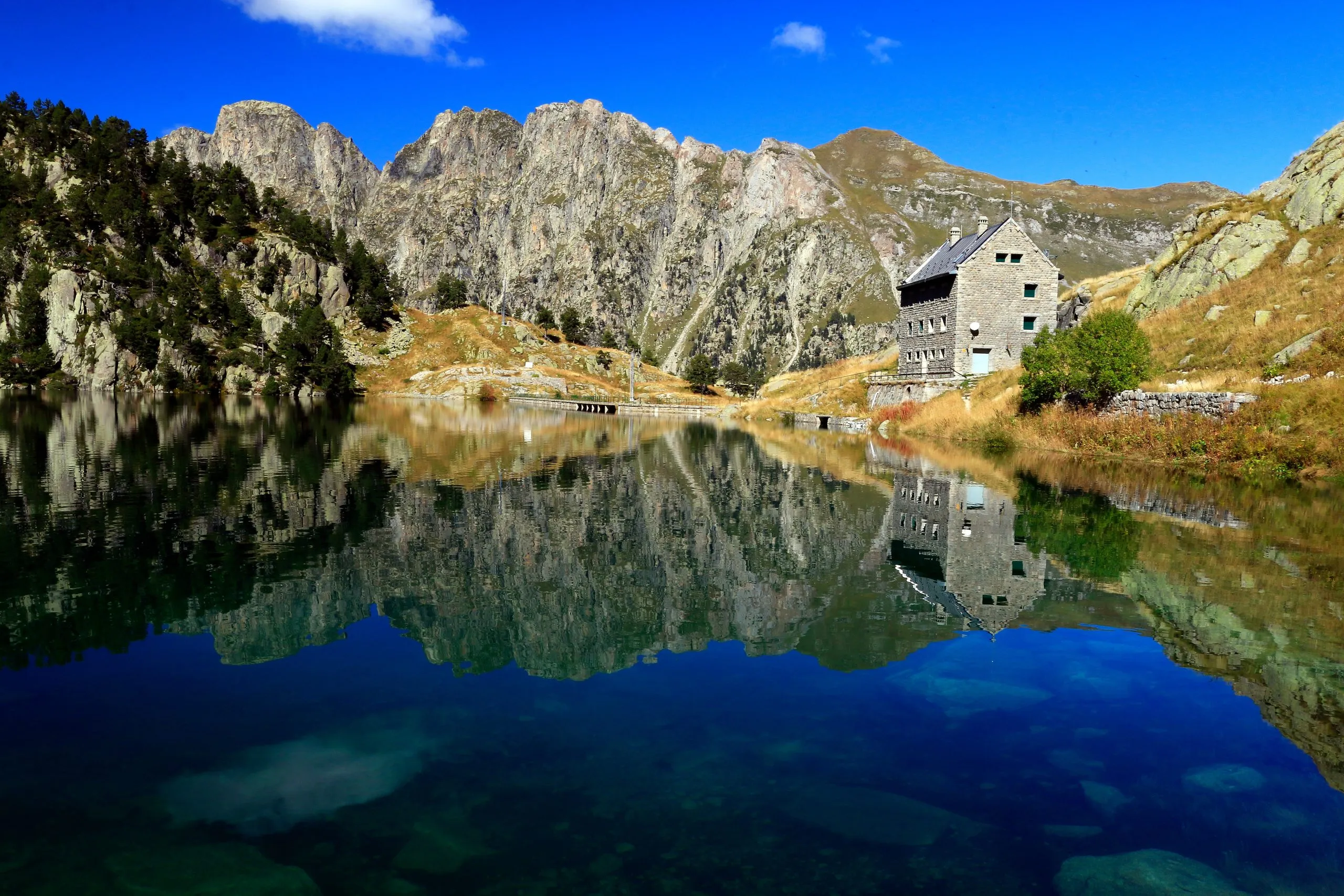 Refugio y lago Restanca, España